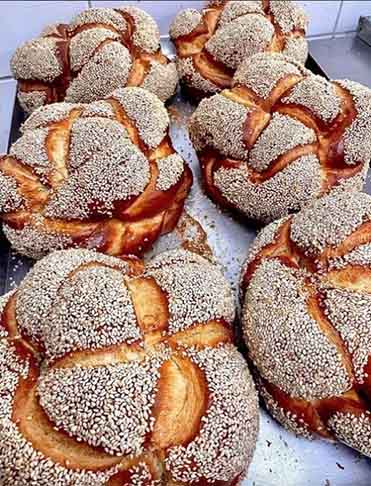 A challah é servida também no shabat (dia sagrado de descanso para os judeus) e em outras festas, mas o formato redondo no ano novo simboliza o ciclo da vida. 
