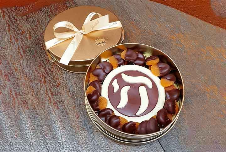 Doces artesanais, como a Lata Moeda Hai - chocolate ao leite com damasco - também podem compor o cardapio do Rosh Hashaná.