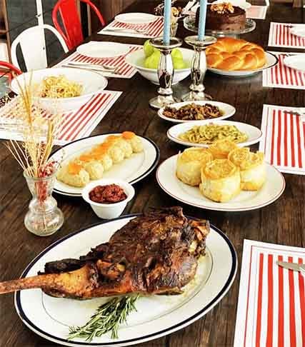 Carnes acompanhadas de saladas também são comuns, além de sopas. Na foto, um menu completo na celebração judaica. 