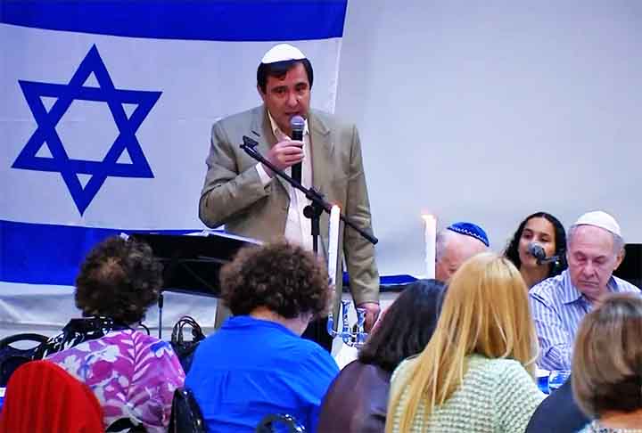 A comemoração do Ano Novo judaíco se estende por dois dias, começando e terminando com o pôr do sol. 
