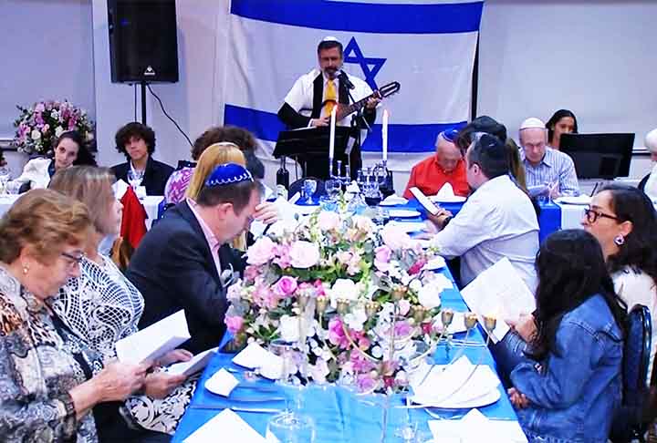 O Rosh Hashaná é considerado um momento de renovação para os judeus, com serviços religiosos nas sinagogas e reuniões familiares com pratos típicos, rituais e orações. O trabalho é proibido durante o Rosh Hashaná. 
