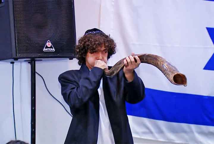 O toque do Shofar, instrumento de sopro feito de chifre de carneiro, é uma tradição central do evento judaico. O soar da trombeta faz uma convocação para o arrependimento dos pecados.
