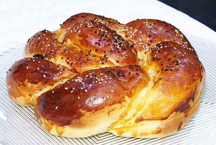 Outro doce típico das festividades é a challah redonda, um pão trançado com passas e embebido em mel.

