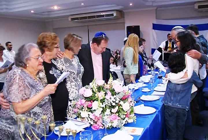 No Rosh Hashaná, os judeus fazem a saudação “Shanah tovah u’metuka”, expressão hebraica para um ano bom e doce, representado por iguarias e pratos típicos, entre eles vários doces, ofertados nas mesas. 
