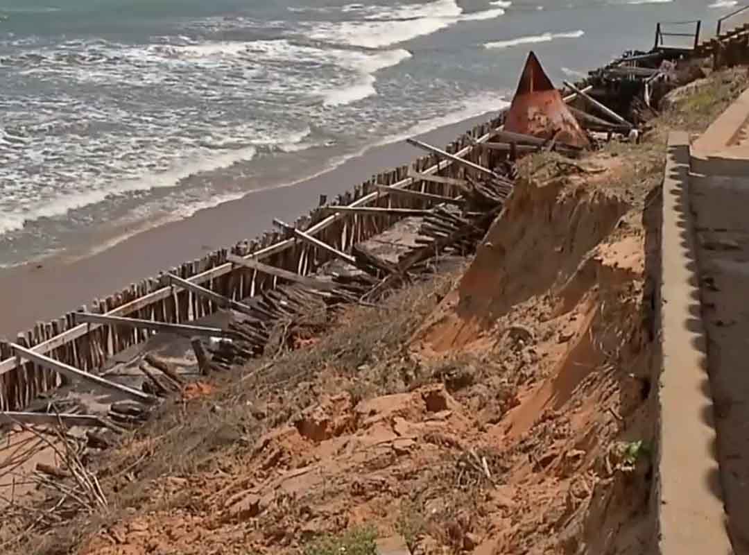 A prefeitura de Icapuí afirmou já ter alocado mais de R$ 25 milhões em obras para conter as forças do mar revolto, como a construção de paredões de pedra. 