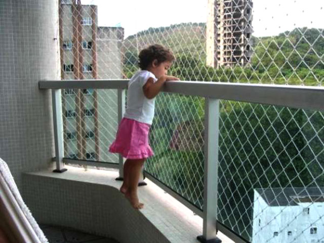 Instale grades ou redes de proteção nas janelas e sacadas. E, mesmo assim, não deixe cadeiras ou bancos perto das janelas. 