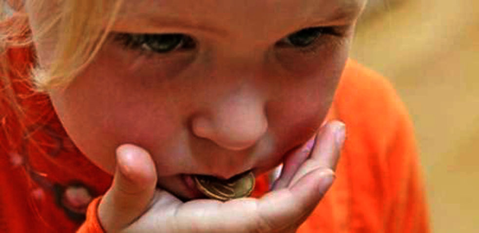 Não deixe moedas e pequenos objetos pela casa. Se a criança engolir algo, ela deve ser colocada no colo de barriga para baixo, coma cabeça num nível mais baixo. Pressione as costas para aumentar a pressão toráxica e forçar o objeto a sair. 