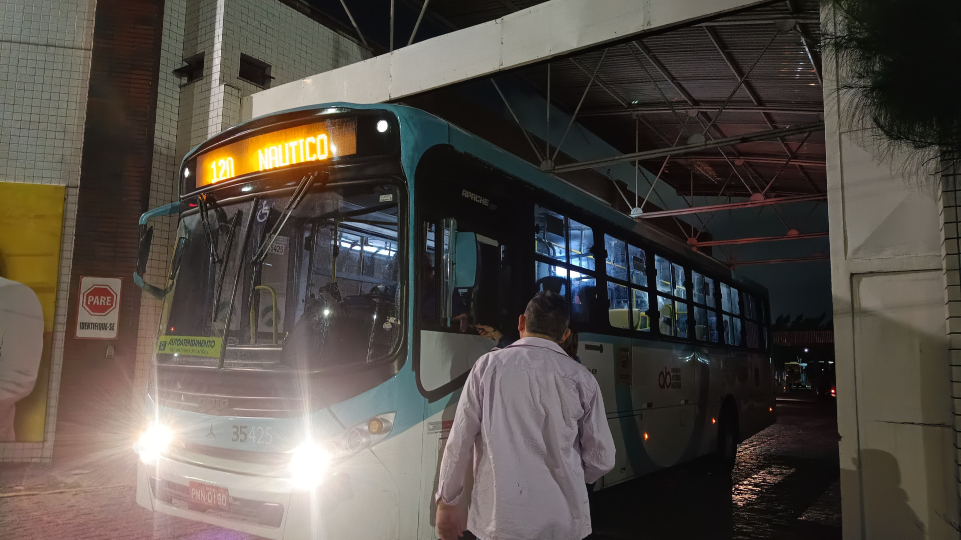 Zé Batista, candidato à Prefeitura de Fortaleza pelo PSTU, faz panfletagem em garagem de ônibus na madrugada desta terça-feira, 1º