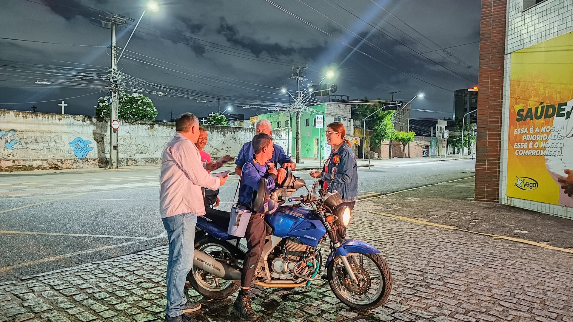Zé Batista, candidato à Prefeitura de Fortaleza pelo PSTU, faz panfletagem em garagem de ônibus na madrugada desta terça-feira, 1º