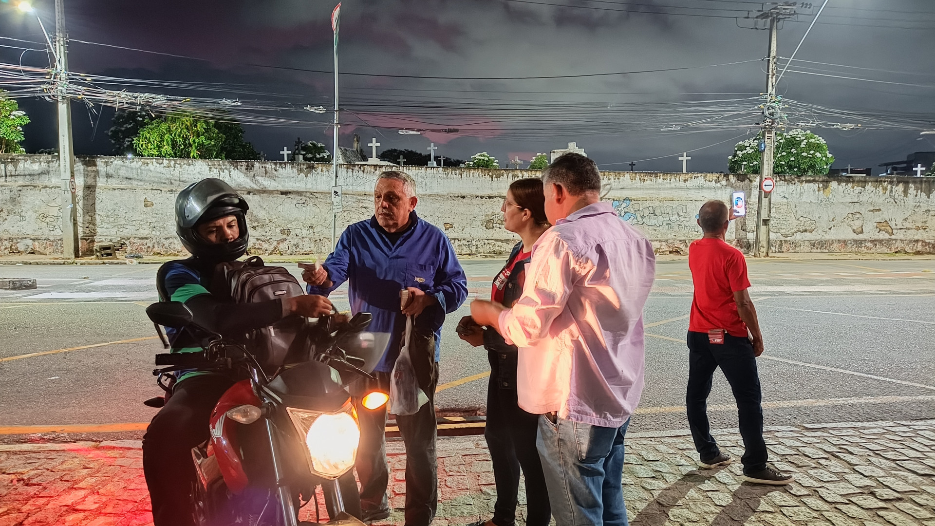 Zé Batista, candidato à Prefeitura de Fortaleza pelo PSTU, faz panfletagem em garagem de ônibus na madrugada desta terça-feira, 1º