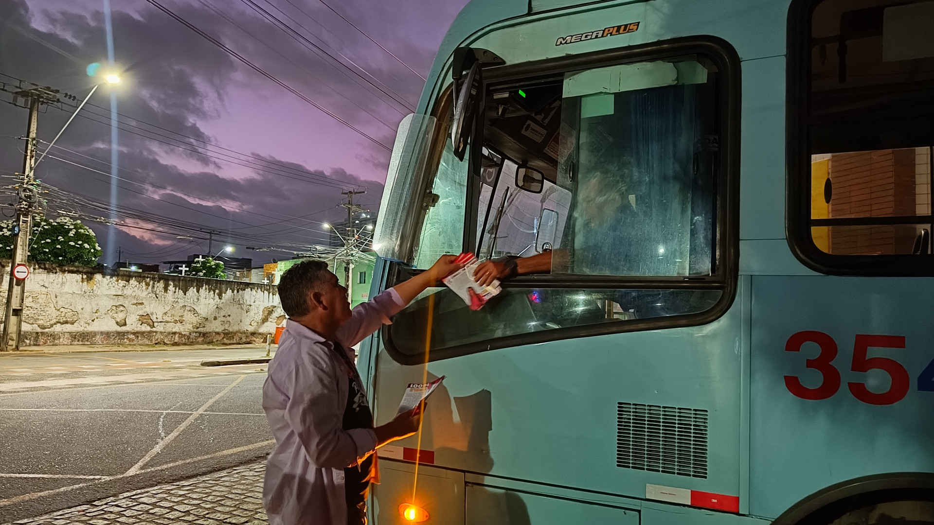 Zé Batista, candidato à Prefeitura de Fortaleza pelo PSTU, faz panfletagem em garagem de ônibus na madrugada desta terça-feira, 1º