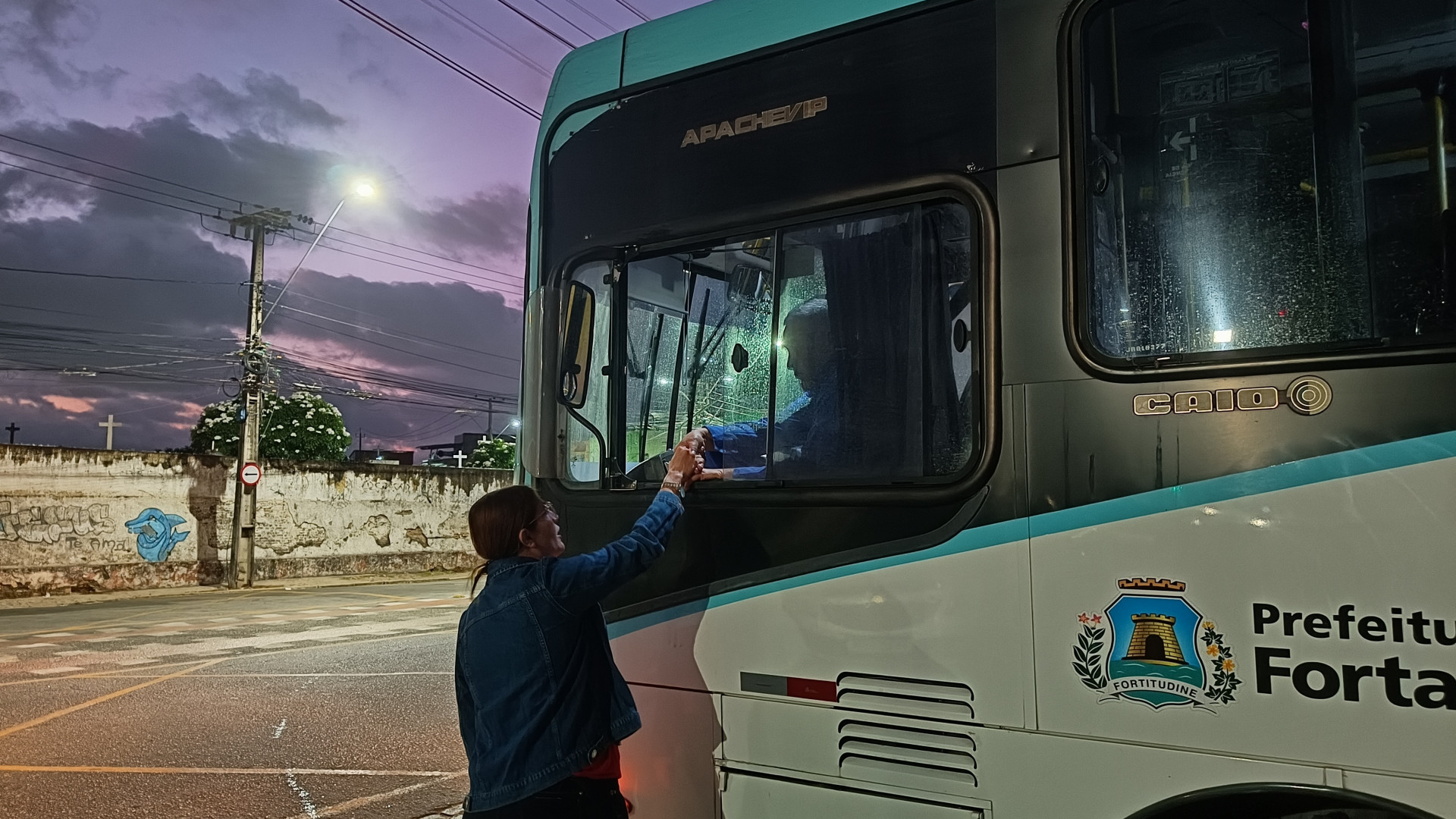 Zé Batista, candidato à Prefeitura de Fortaleza pelo PSTU, faz panfletagem em garagem de ônibus na madrugada desta terça-feira, 1º