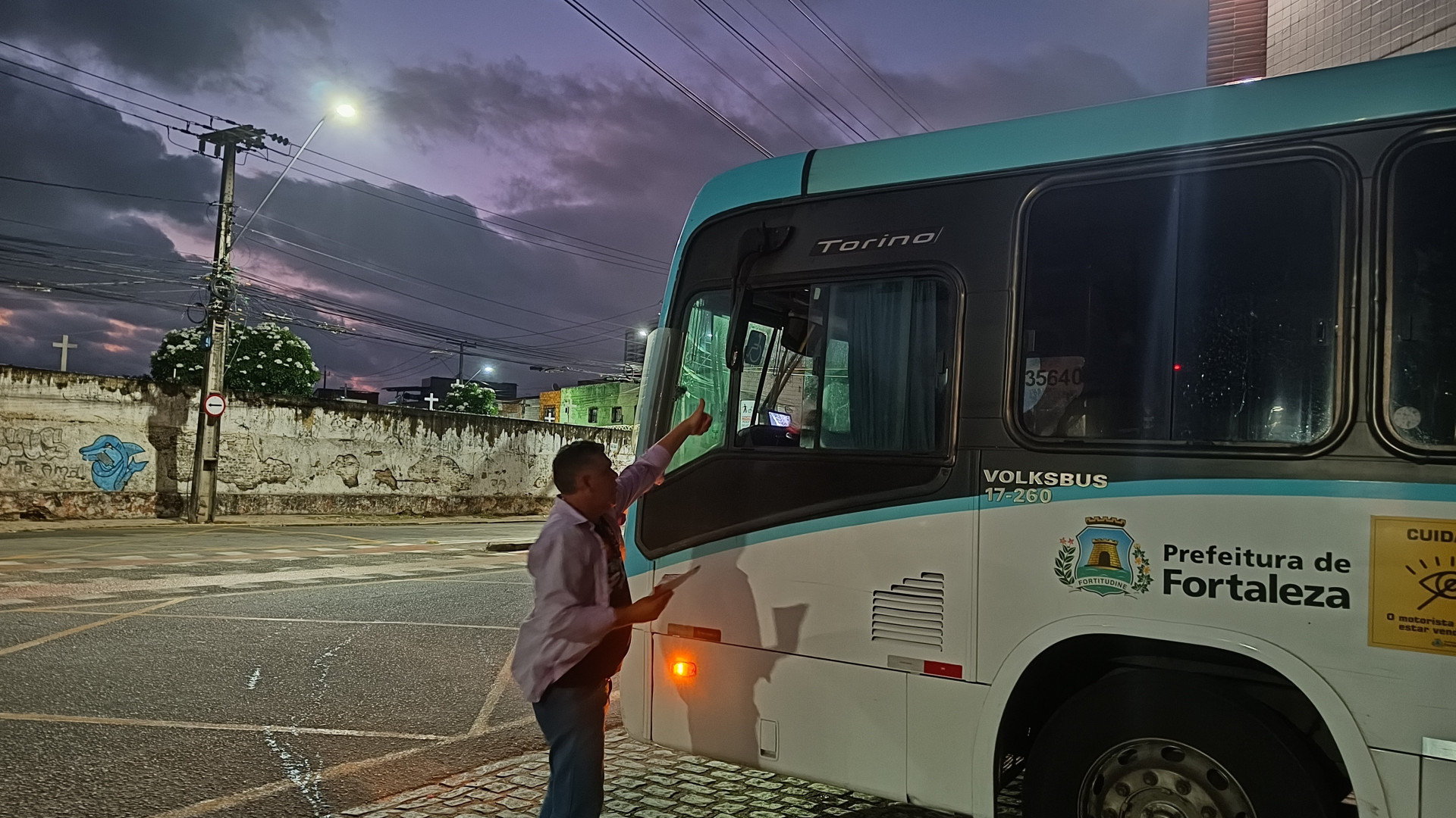 Zé Batista, candidato à Prefeitura de Fortaleza pelo PSTU, faz panfletagem em garagem de ônibus na madrugada desta terça-feira, 1º