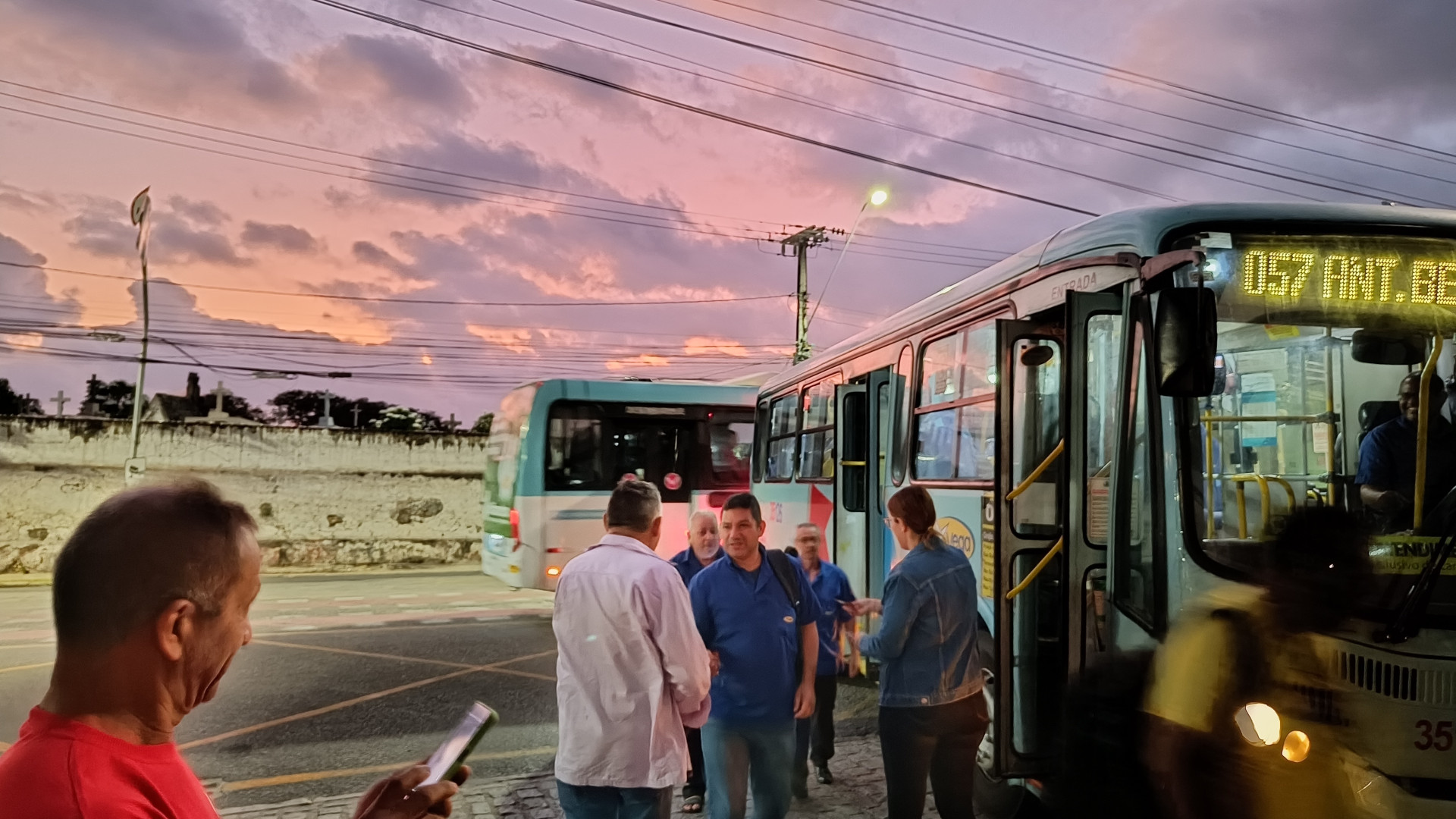 Zé Batista, candidato à Prefeitura de Fortaleza pelo PSTU, faz panfletagem em garagem de ônibus na madrugada desta terça-feira, 1º
