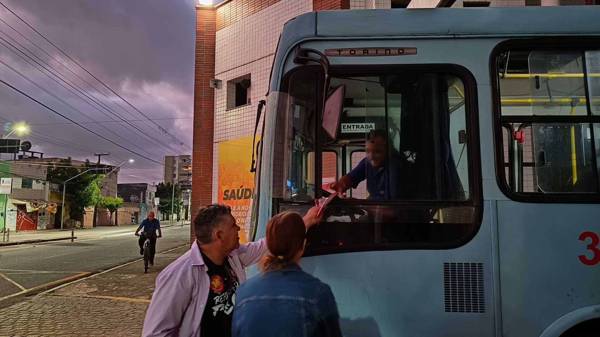 Zé Batista, candidato à Prefeitura de Fortaleza pelo PSTU, faz panfletagem em garagem de ônibus na madrugada desta terça-feira, 1º