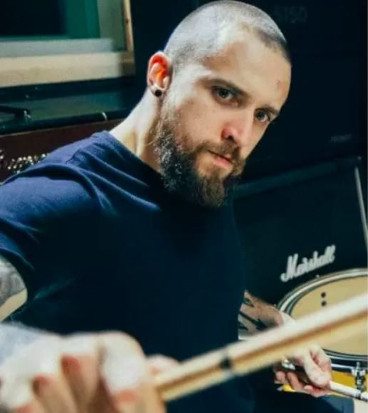 Em um post, o brasileiro agradeceu à banda e aos fãs. “Um momento muito emocionante. Impensável até então. Não há nada a perder, não há nada a ganhar. Há apenas o viver. Estamos aqui como um só”, escreveu.