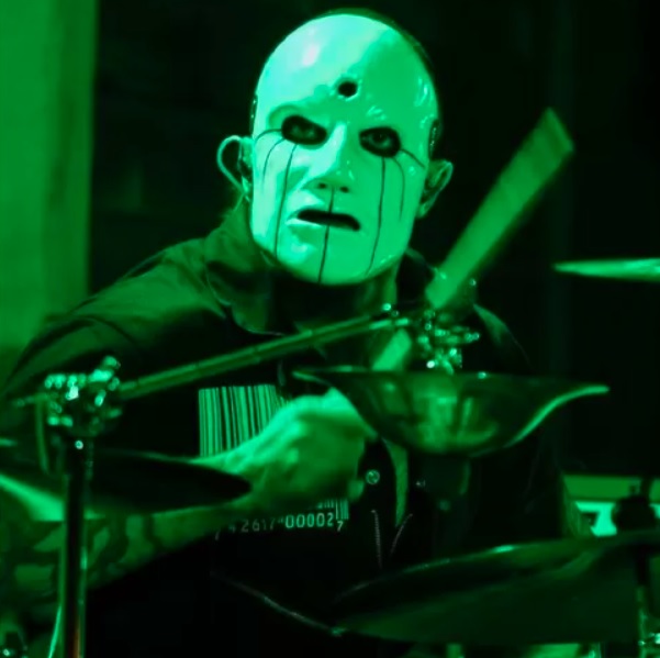 A primeira apresentação de Eloy aconteceu no dia 25/04, em um evento que comemorava os 25 anos do primeiro disco do Slipknot. 