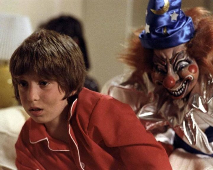 Outro acontecimento bizarro se deu com o ator Oliver Robins. No filme, ele seria estrangulado por um palhaço-robô. Nas gravações, o aparelho apresentou problemas e quase sufocou Robins de verdade! Eu hein!