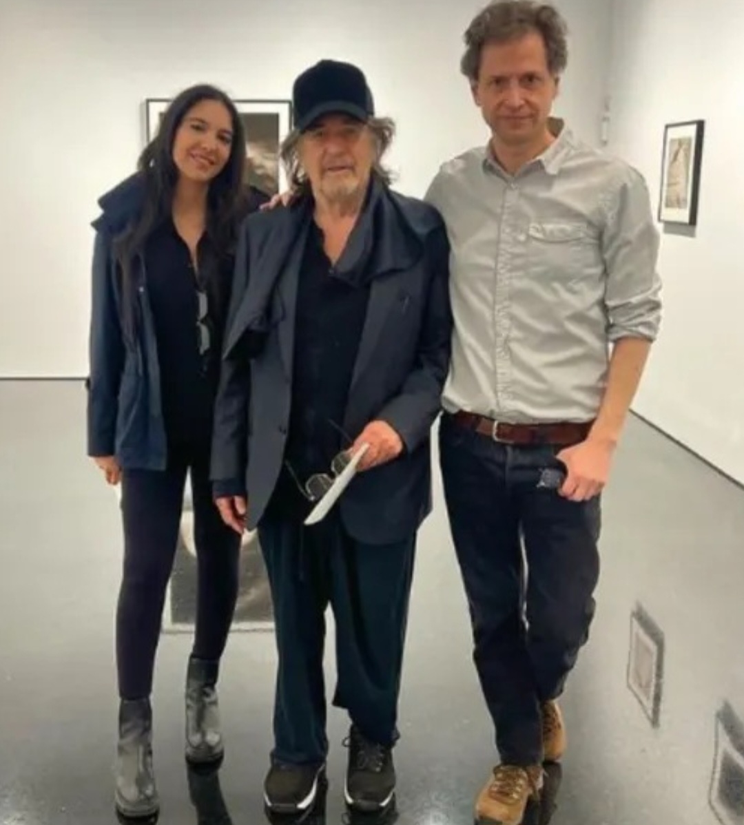 O resultado deu positivo e o casal ficou em paz. A notícia do nascimento do bebê, chamado Roman, foi divulgada em 15/6/2024. Na foto  o casal, com um amigo. Depois, Noor tomou uma decisão que também saiu no noticiário. Ela proibiu Lucila Sola, ex-namorada de Pacino, de visitar o ator na casa do casal. 