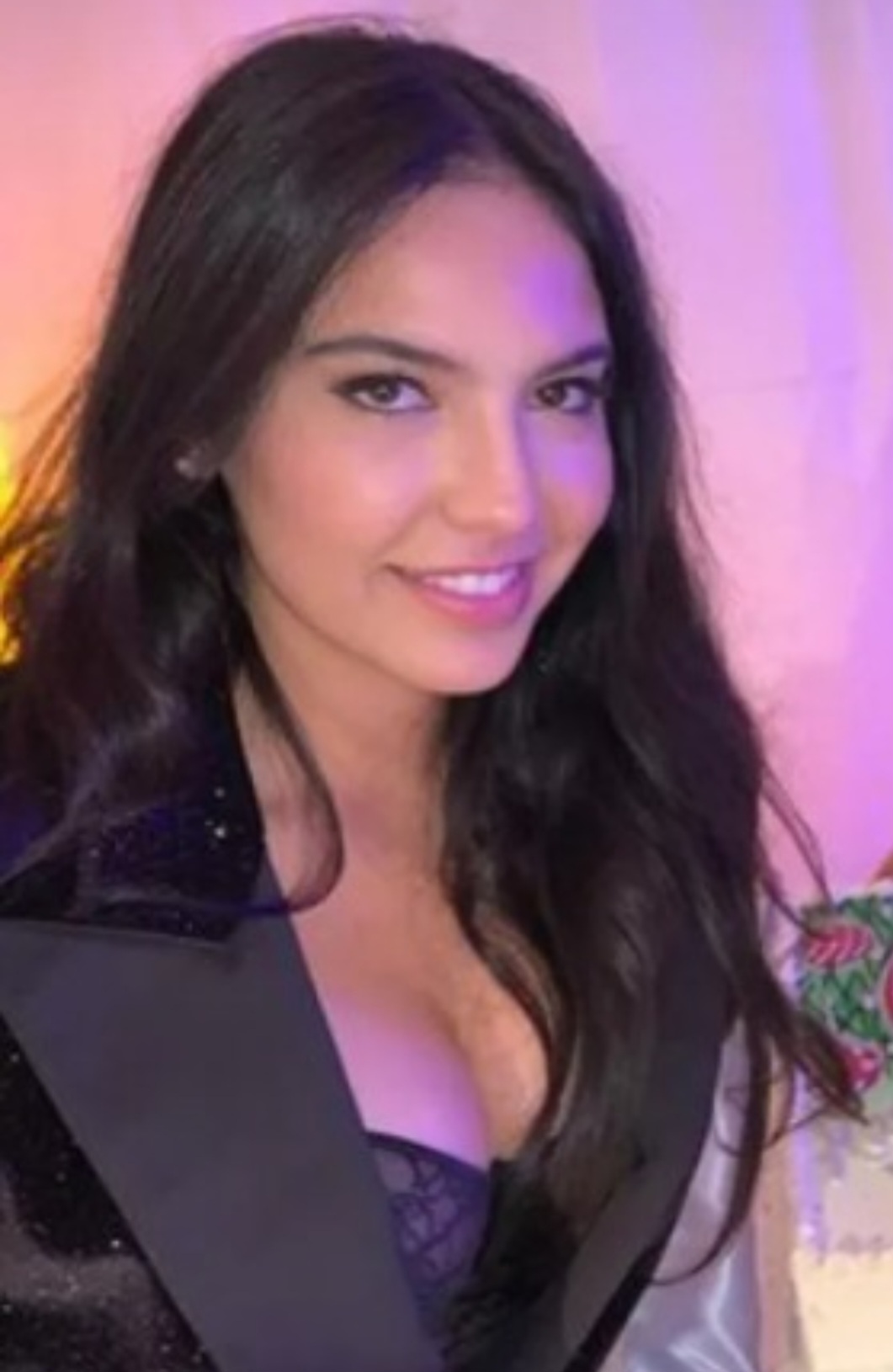 Nascida no Kuwait, Noor Alfallah, de 29 anos, é produtora de séries e filmes. Ela e Al Pacino começaram a relação durante a pandemia do coronavírus. Mas, três meses após ter o bebê, ela se separou do ator. Com direito a uma fortuna de pensão: 30 mil dólares mensais (R$ 150 mil) 