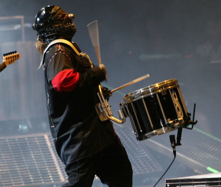 Em 1995, com a entrada do baterista Joey Jordison, Clown se tornou percussionista e a formação inicial se solidificou. 