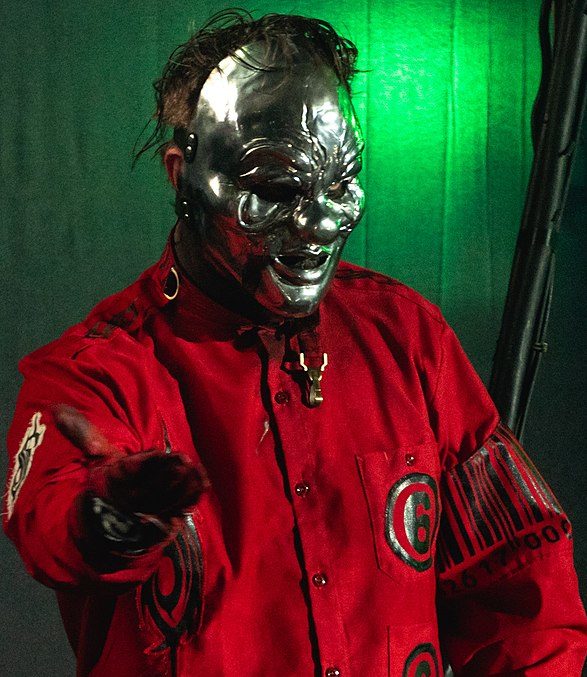 A banda se formou a partir de outros projetos musicais na cena local, com Shawn Clown Crahan (foto) e Anders Colsefini como membros fundadores.
