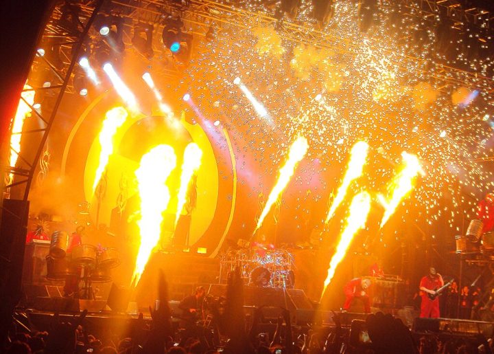 Além das músicas em si, o Slipknot é conhecido por suas apresentações ao vivo intensas e visualmente impactantes, que incluem pirotecnia, performances teatrais e interações com o público. 