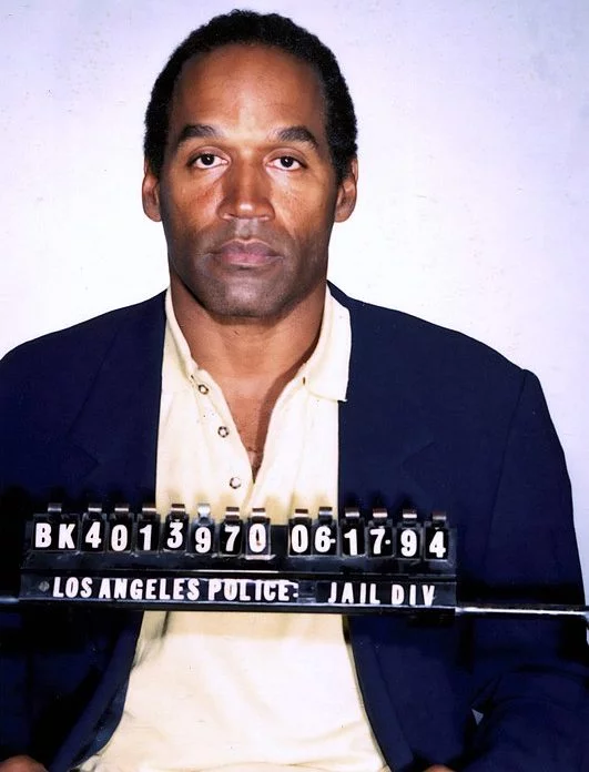 Em 2008, O.J. Simpson foi considerado culpado por um roubo à mão armada em um hotel-cassino de Las Vegas. O caso tinha acontecido um ano antes. 