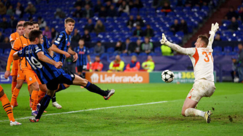 Com uma grande atuação de Lookman, camisa 11 marca e dá assistência na vitória fora de casa
