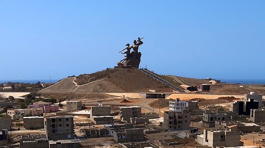 Monumento da Renascença Africana (Senegal) - 49m - Construída em 2008, fica na cidade de Dakar e foi feita de bronze. 