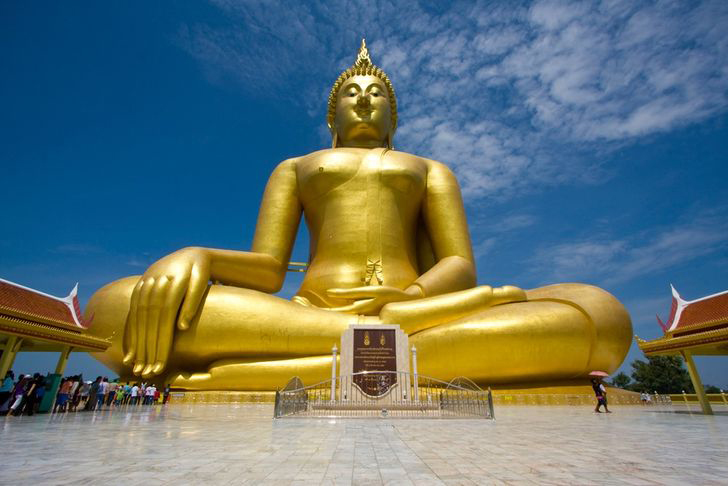 Grande Buda da Tailândia - 92m - Fica no monastério de Wat Muang, na província de Ang Thong. Começou a ser erguida em 1990 e foi inaugurada em 2008. Feita de concreto e pintada de ouro. 