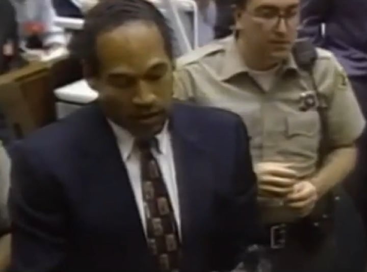 O caso foi um dos mais midiáticos dos EUA não só por causa da violência e da fama do acusado, mas também por envolver questões raciais. Relembre a trajetória de O.J. Simpson!