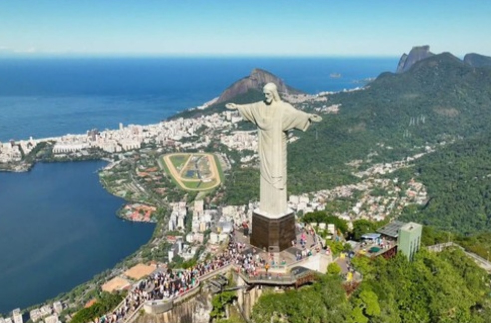 O Cristo Redentor, no topo do morro do Corcovado, na capital do Rio, tem 38 metros de altura, contando com o pedestal. 
