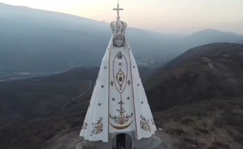 A imagem tem 52,42 metros de altura, superior ao Cristo Redentor, cartão postal do Rio de Janeiro. O tamanho é proporcional a um edifício de 12 andares. 
