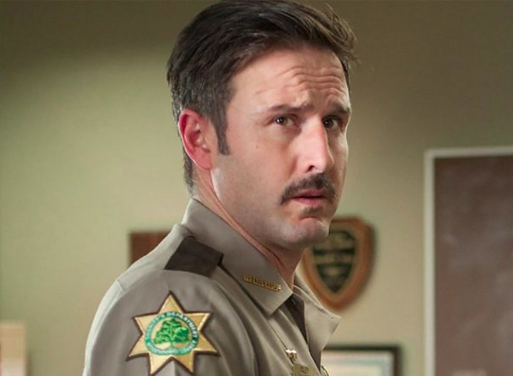 Entre alguns artistas que aderiram à plataforma estão David Arquette, conhecido por seu papel como Dewey na franquia de horror Pânico (foto) e Tom Hopper, que interpreta Luther na série The Umbrella Academy (2019-2024).