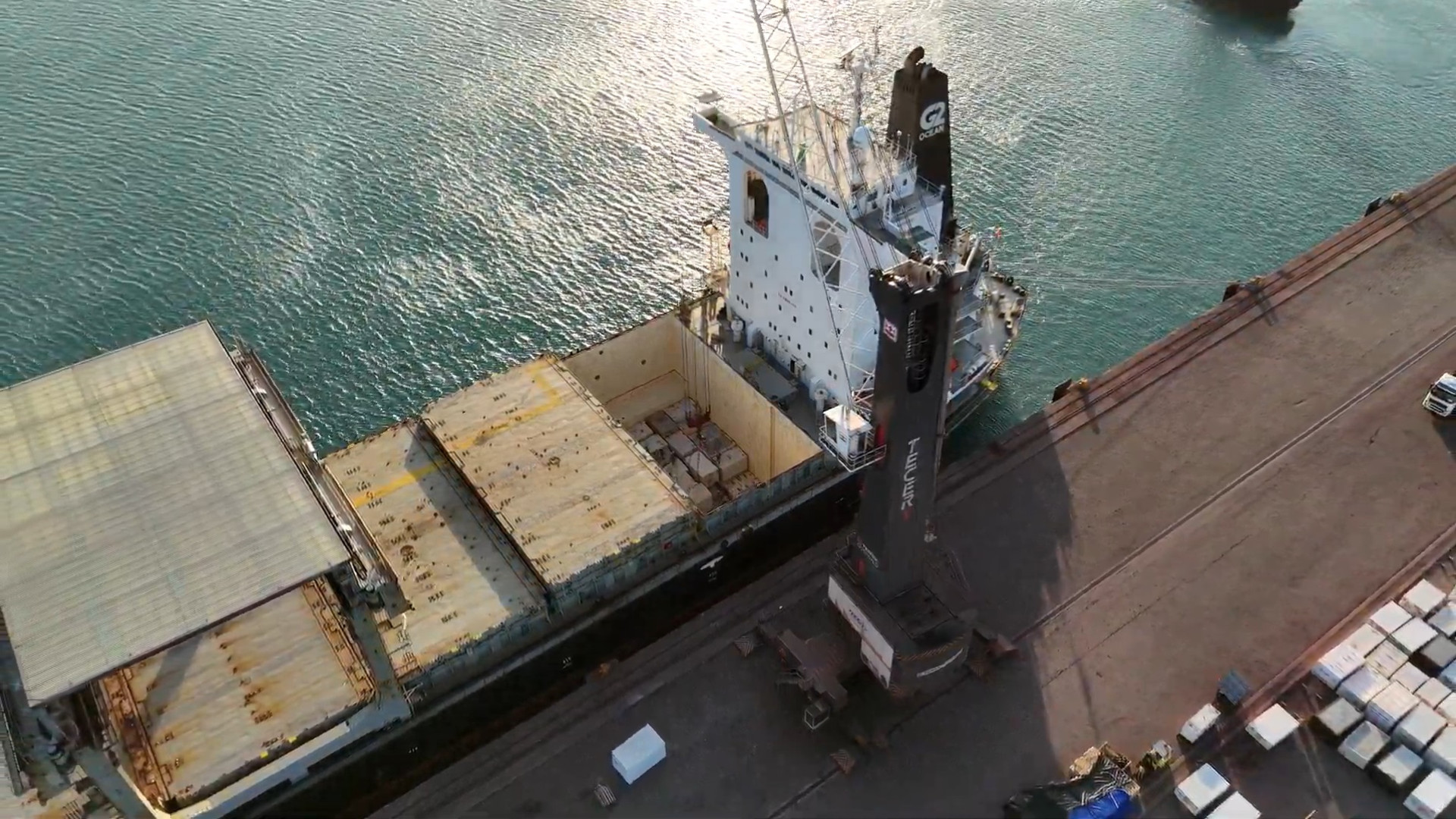 Embarque de rochas no Porto do Pecém (Foto: Miguel Cordeiro da Silva/Tecer Terminais)