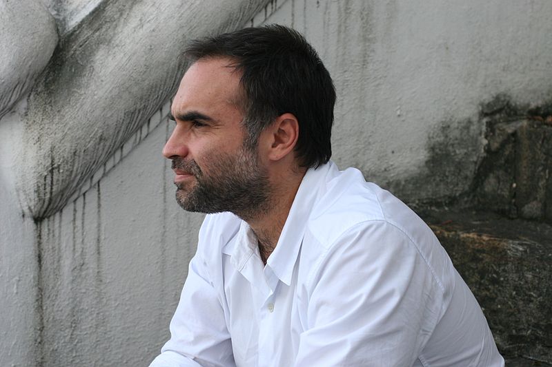 Karim Aïnouz - Diretor de filmes de sucesso como “Madame Satã”, “O Céu de Suely” e “A Vida Invisível”. Também fez trabalhos como roteirista e artista visual. 
