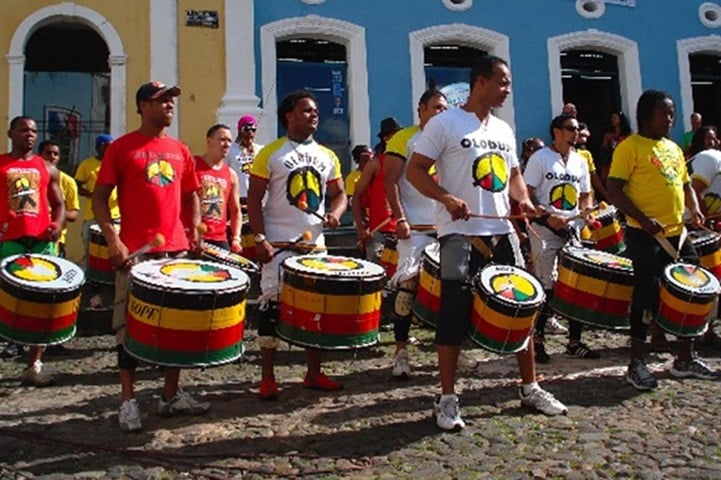 Na música, por exemplo, “Menino do Pelô”, da cantora Daniela Mercury, “Ladeira do Pelô”, da Banda Mel e “Protesto do Olodum”, do próprio Olodum, são algumas. 