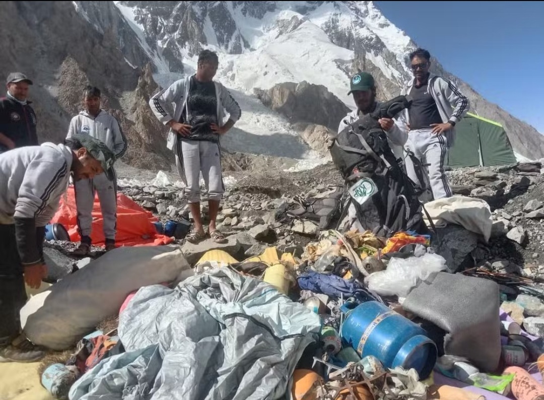 O Exército do Nepal faz a retirada da sujeira. Por isso, uma medida recente é a obrigatoriedade de os alpinistas retornarem da escalada carregando as fezes num saquinho apropriado. Esse recipiente contém um produto químico que retira o mau cheiro e preserva  as fezes para que elas sejam conferidas .