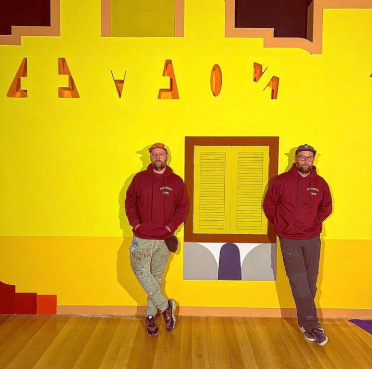 OSGEMEOS - Otávio Pandolfo e Gustavo Pandolfo, conhecidos como OSGEMEOS, nasceram em 1974, em São Paulo, capital.