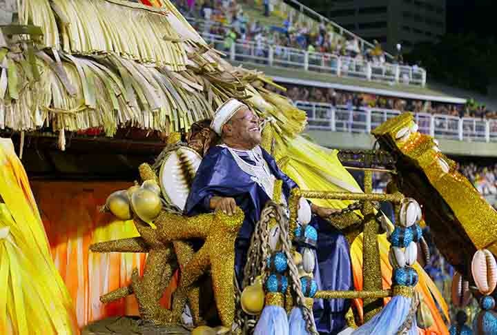 Uma das figuras mais conhecidas da escola é, sem dúvida, Martinho da Vila. Sua entrada na agremiação aconteceu em 1965, quando fazia parte da Escola de Samba Aprendizes da Boca do Mato e já estava partindo para o Império Serrano, quando surgiu o convite para integrar a ala de compositores da Vila Isabel. 