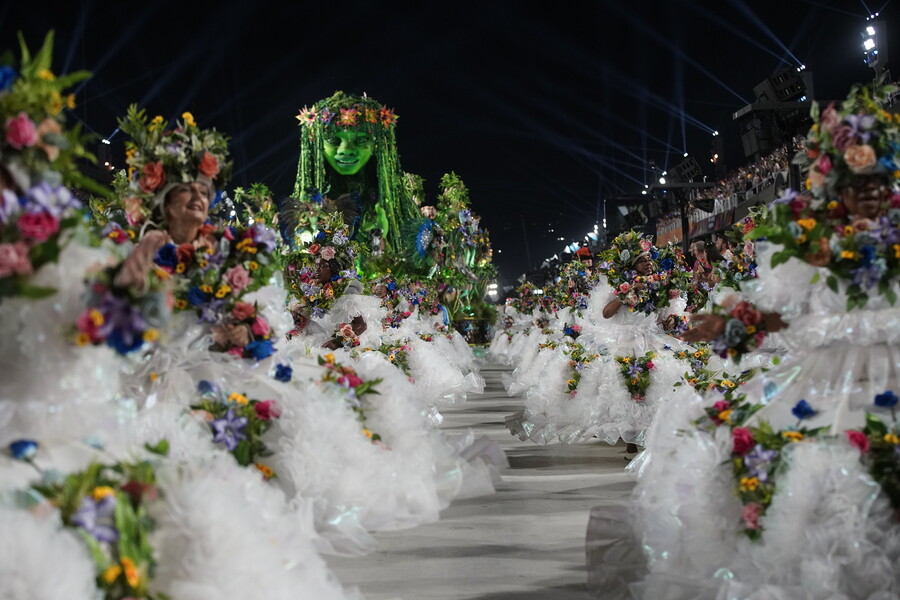 A Vila apostou na reedição, mas não obteve um resultado satisfatório ao ficar somente em sexto. Para 2025, a escola segue firme na busca pelo tetra e terá um enredo mais leve, para Paulo Barros usar e abusar da criatividade e tentar surpreender o público e os jurados. 