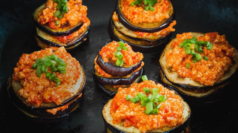 Berinjela assada com pasta de tofu (Imagem: Leonardo Eichinger | Shutterstock)