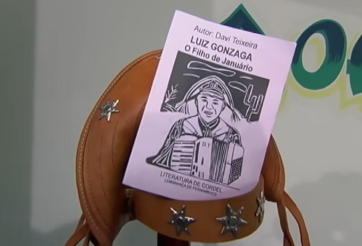 As obras de cordel podem abordar uma grande variedade de temas, desde histórias de reis e rainhas até aventuras de cangaceiros, romances e críticas sociais.