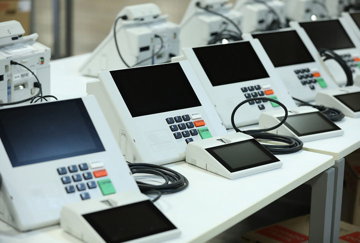 O sistema foi criado para promover a transparência e a confiança no processo eleitoral, aspectos essenciais para a manutenção da democracia.