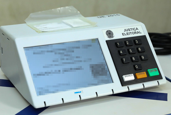 A afirmação de que apenas Venezuela, Cuba e Brasil utilizam urnas eletrônicas é, na verdade, um equívoco, como informa o site oficial da Justiça Brasileira.