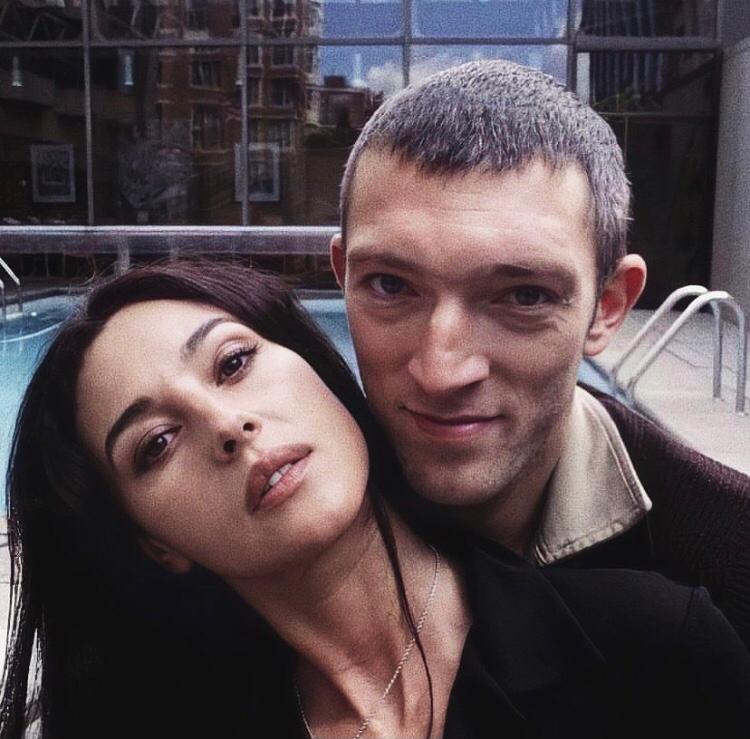 Em 2013, Monica Belucci chegou a comprar uma casa no Rio de Janeiro, onde morou com seu ex-marido e também ator Vincent Cassel. Nasceu em 30/9/64, em Città di Castello. 