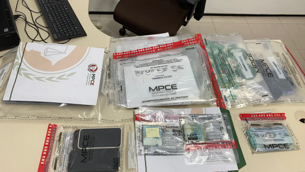 Valores e material apreendido na operação policial