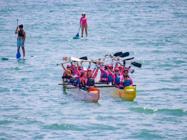 Canoas no Mucuripe Movimento Remadoras Rosa, mulheres sobreviventes de câncer de mama na Beira Mar 