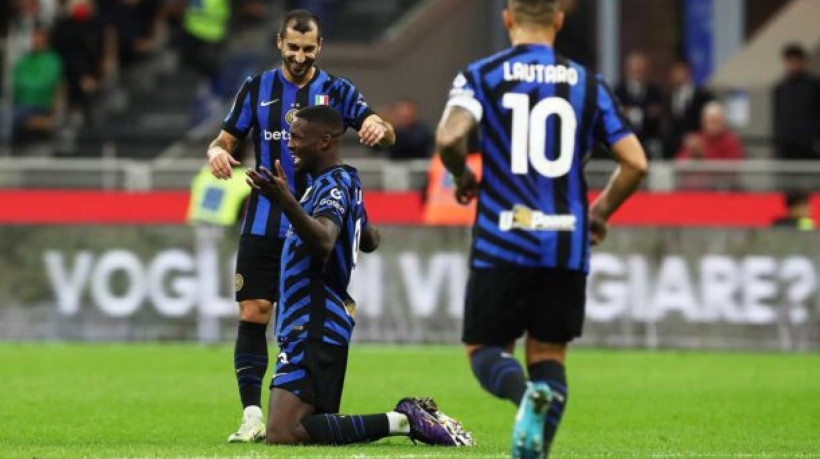 MILAN, ITALY - OCTOBER 05: Marcus Thuram of FC Internazionale celebrates scoring his team's second goal with teammate Lautaro Martinez during the Serie A match between FC Internazionale and Torino at Stadio Giuseppe Meazza on October 05, 2024 in Milan, Italy. (Photo by Marco Luzzani/Getty Images)